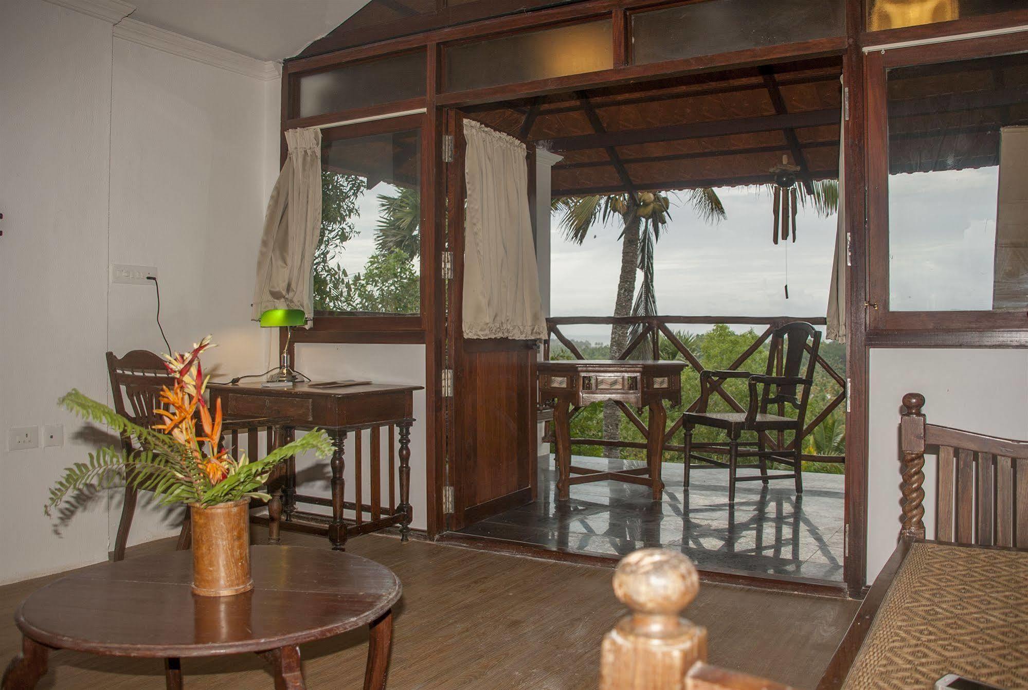 Over The Hill Poovar Exterior foto